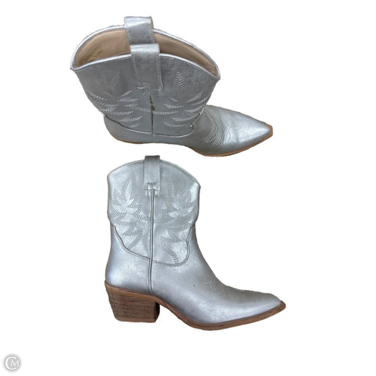 Boots Western By Clothes Mentor In Silver, Size: 9