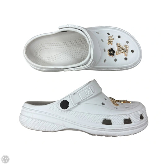 Shoes Flats By Clothes Mentor In White