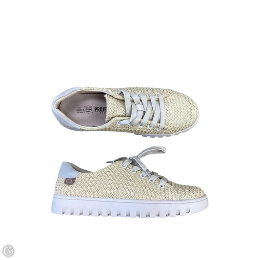 Shoes Sneakers By Clothes Mentor In Tan, Size: 7