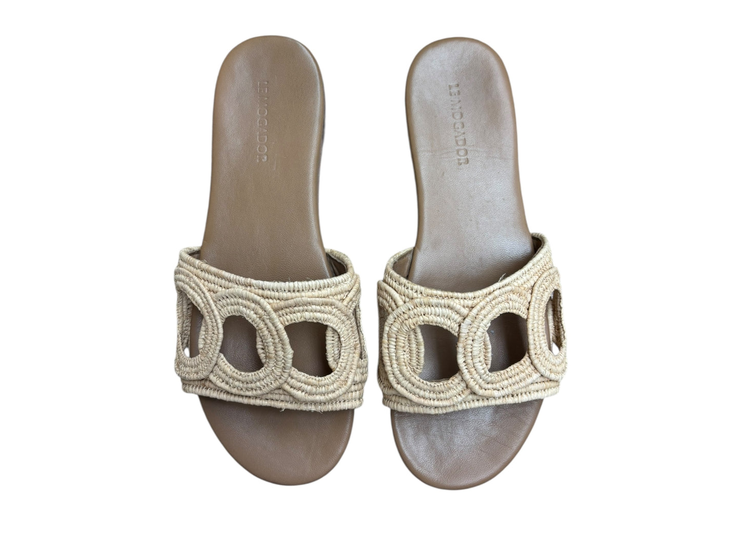 Sandals Flats By Clothes Mentor In Tan